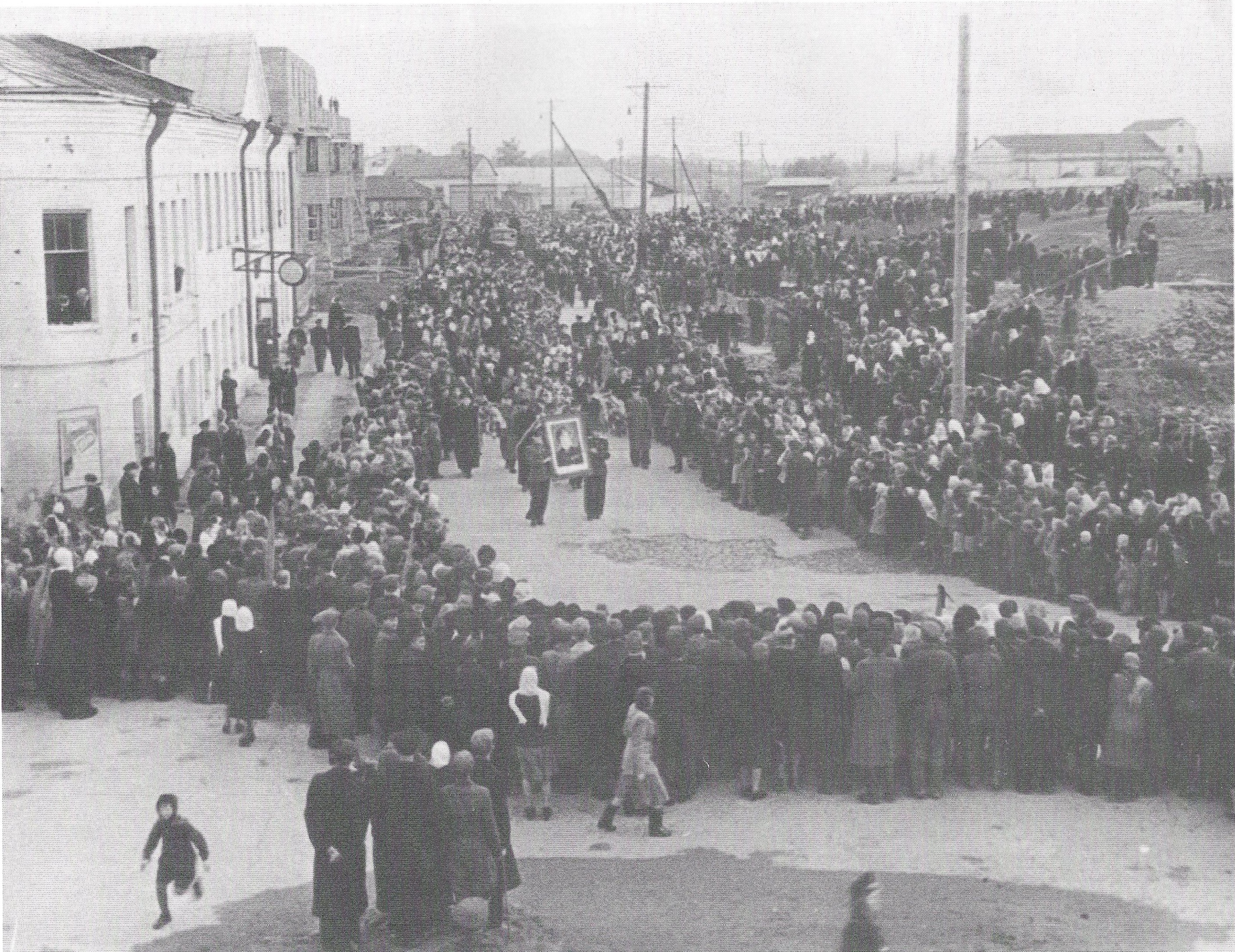 Траурная процессия проходит по улице Вязьма 28 сентября 1952 г